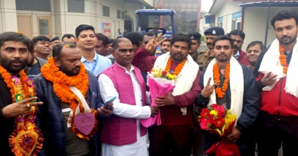 उत्तरकाशी टनल से रेस्क्यू किए गए बिहार के 5 मजदूर पहुंचे पटना, श्रम मंत्री ने एयरपोर्ट पर किया स्वागत 1 20231201 103352