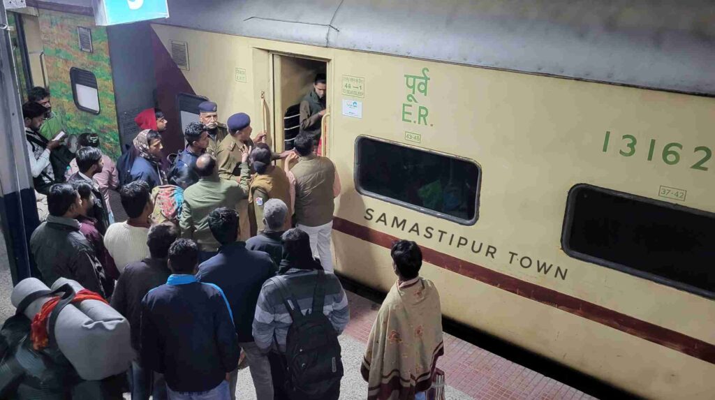 BPSC शिक्षक अभ्यर्थियों ने परीक्षा बाद ट्रेनों में जमाया कब्जा, रिजर्वेशन वालों को भी नहीं मिली जगह; RPF व GRP ने बलपूर्वक खाली कराया AC बोगी 1 20231209 203200 01