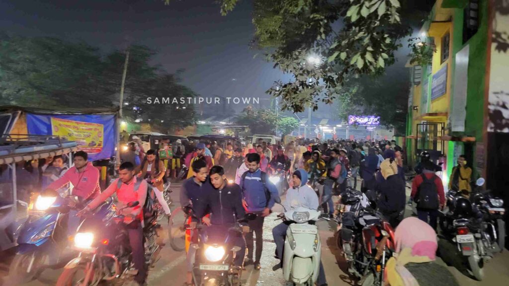 समस्तीपुर में परीक्षार्थियों से ऑटो व ई-रिक्शा चालकों ने वसूला मनमाना भाड़ा, शाम को स्टेशन पर अभ्यर्थियों को लेने परिजनों की लगी रही भीड़ 1 20231209 203642 01
