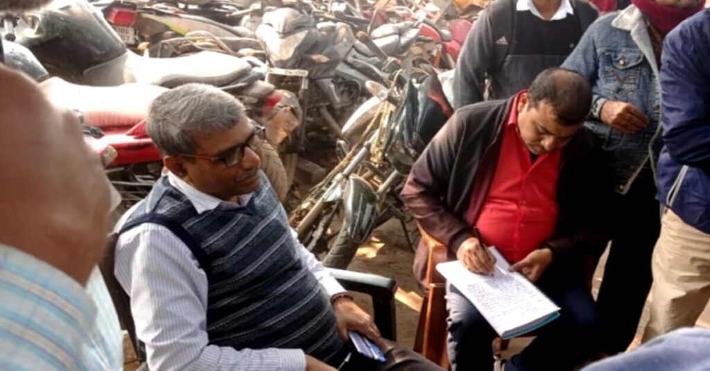 बिहार: शिक्षा विभाग का दफ्तर बना अखाड़ा, डीपीओ के मुंह पर हेडमास्टर ने जड़े कई मुक्के; जान से मारने की धमकी 1 20231212 075014