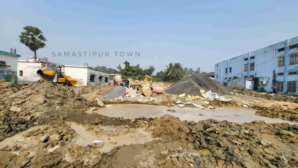 समस्तीपुर सदर अस्पताल परिसर में 40 करोड़ की लागत से बन रहे मॉडल अस्पताल का निर्माण कार्य धीमा, 300 बेड का जनरल वार्ड और 20 बेड के ICU वार्ड की होगी व्यवस्था 1 20231214 113733 01