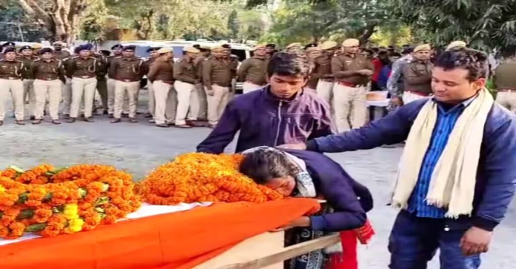 दारोगा खामस चौधरी का मधुबनी में अंतिम संस्कार, बेगूसराय में शराब तस्करों ने कार से कुचलकर ली थी जान 1 20231221 140102