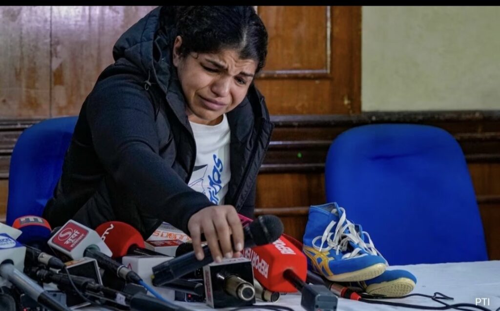 बृजभूषण शरण सिंह के करीबी ने जीता चुनाव तो रोने लगीं महिला पहलवान, कुश्ती ही छोड़ने का ऐलान 1 20231221 184024
