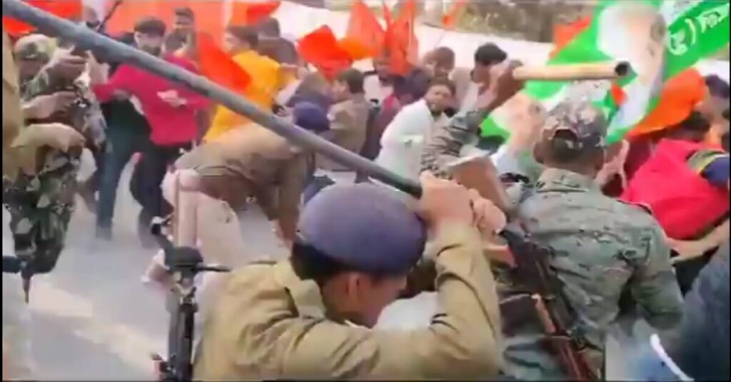 बिहार: वीर कुंवर सिंह विश्वविद्यालय में सीनेट बैठक का विरोध, पुलिस ने छात्रों पर दौड़ा-दौड़ा कर बरसाईं लाठियां 1 20231223 150156