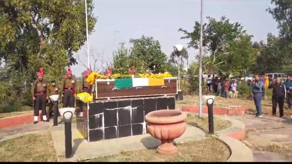 शहीद चंदन कुमार का पार्थिव शरीर पहुंचा बिहार, गया एयरपोर्ट पर सेना के अधिकारियों ने दी सलामी 1 20231225 152117