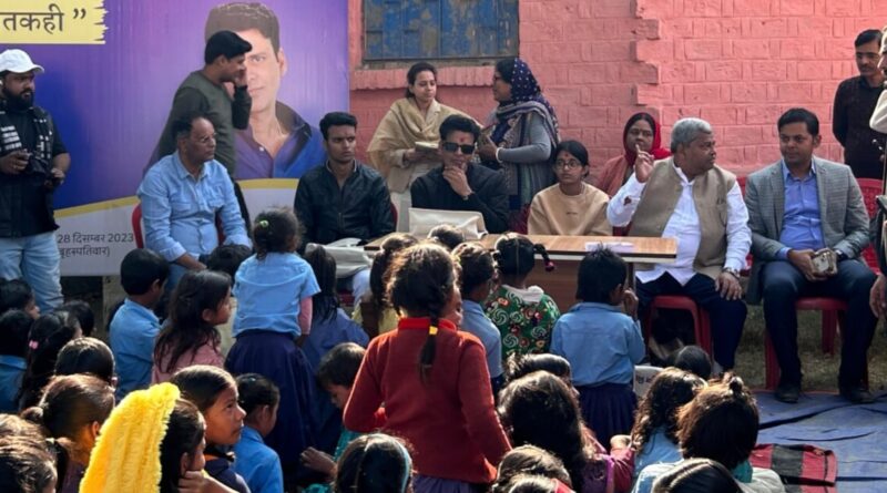 बिहार में अपने बचपन के स्कूल पहुंचे मनोज बाजपेयी,बच्चों से भोजपुरी में पूछे कई सवाल, दिखा भोजपुरिया अंदाज 1 20231228 201605