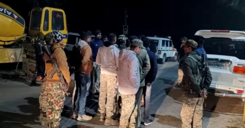 बिहार: 4 दिन बाद रोता मिला अगवा मुंशी, नक्सलियों ने किया था अपहरण; 30 लाख रुपये की मांगी थी फिरौती 1 20231229 065859