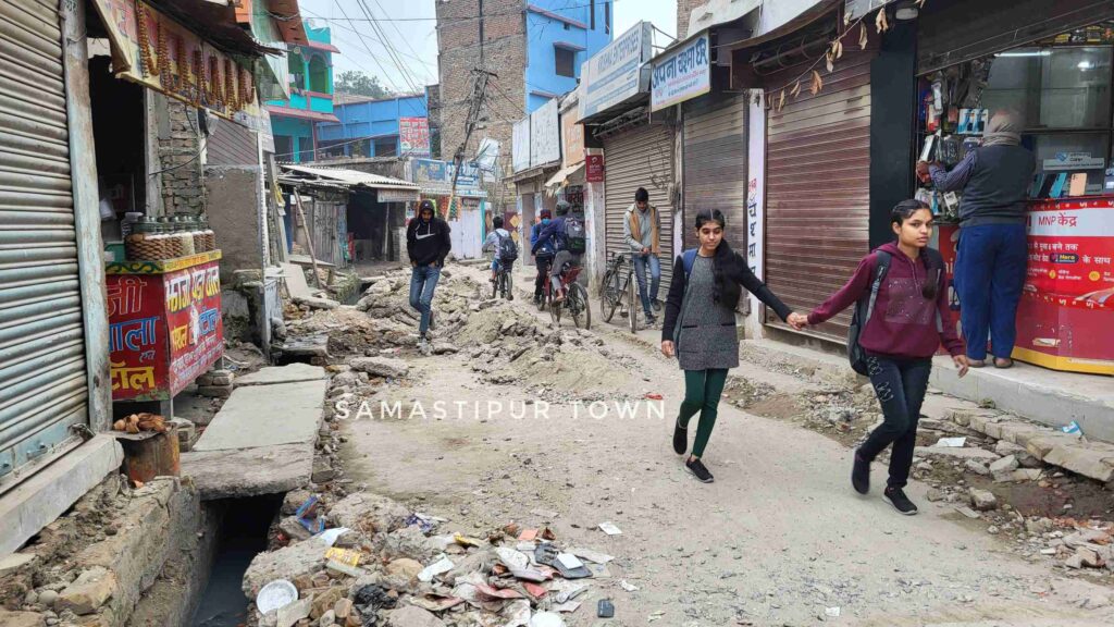 वर्षों से जर्जर समस्तीपुर पुरानी वीमेंस काॅलेज रोड की हो रही मरम्मती, अवागमन है बंद 1 20231230 081410 01