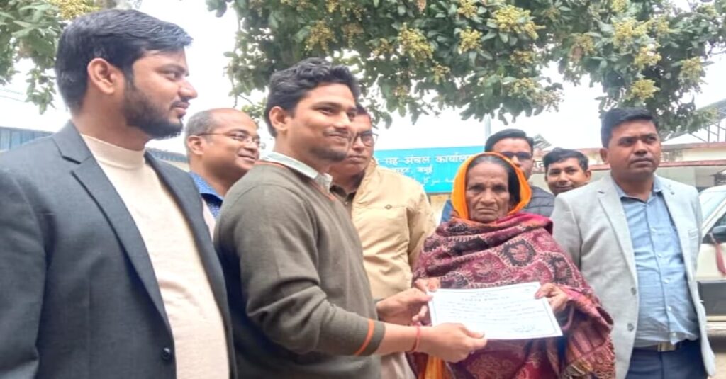 बिहार: 10 नाती-पोते वाली 90 साल की बुजुर्ग बनी मुखिया, पर्चा दाखिल करने पर लोगों ने उड़ाया मजाक; अब बोले- वाह, दादी.. 1 20231231 142759