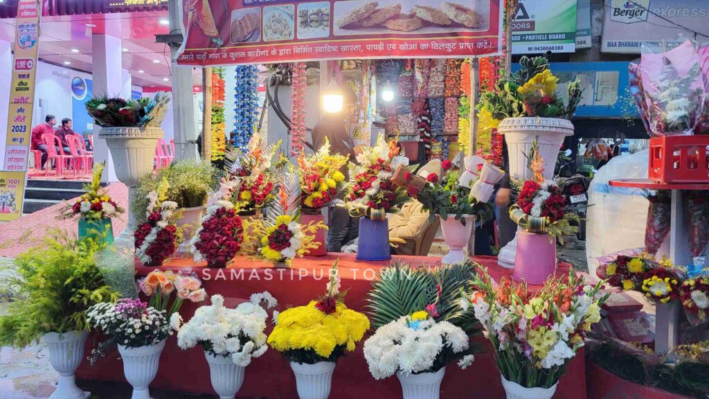 नए साल का आगाज फूलों की खुशबू के साथ, बेंगलुरू व कोलकाता के सुर्ख लाल गुलाब से 2024 का स्वागत करेंगे समस्तीपुरवासी 1 20231231 171122 01