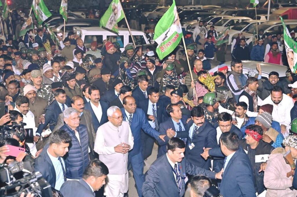 जेडीयू अध्यक्ष बनने के बाद पहली बार पटना पहुंचे नीतीश का भव्य स्वागत, ललन सिंह के साथ एयरपोर्ट से निकले 1 FB IMG 1703947077801