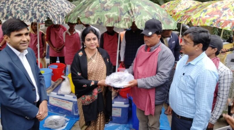 समस्तीपुर में मछली पालकों को दी गई गाड़ियां, साईकिल, आइस बॉक्स, हांडी, तराजू समेत अन्य किट 1 IMG 20231206 WA0144 01