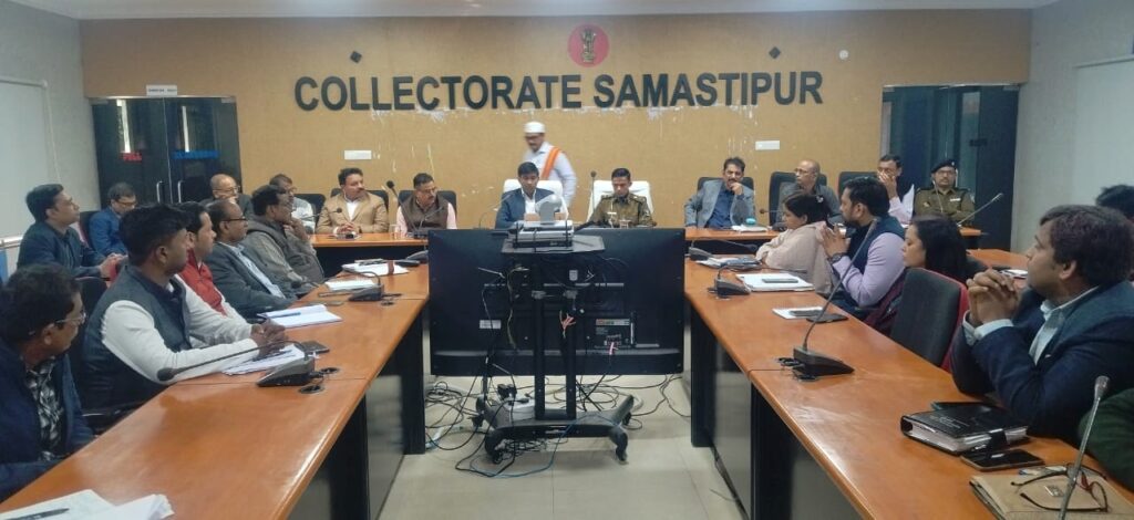 समस्तीपुर समाहरणालय सभागार में मेडिकल कॉलेज, आमस-दरभंगा पथ और कर्पूरी जयंती को ले हुई समीक्षा बैठक 1 IMG 20231211 WA0082 01