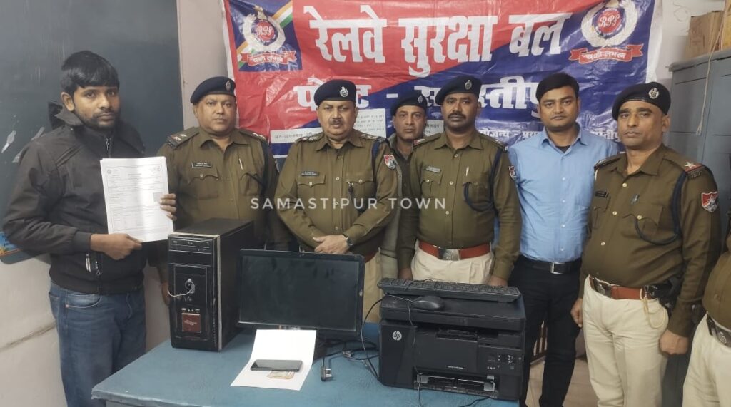 समस्तीपुर RPF ने साइबर कैफे से ई-टिकट फर्जीवाड़ा करने वाले धंधेबाज को दबोचा, 20 हजार रुपये मूल्य के टिकट सहित अन्य सामान बरामद 1 IMG 20231216 WA0075 01