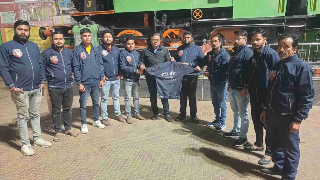 समस्तीपुर में हर रोज घूम-घूमकर लोगों को भोजन कराने वाली संस्था 'रोटी बैंक' की नई जर्सी लाॅन्च 1 IMG 20231216 WA0116 01