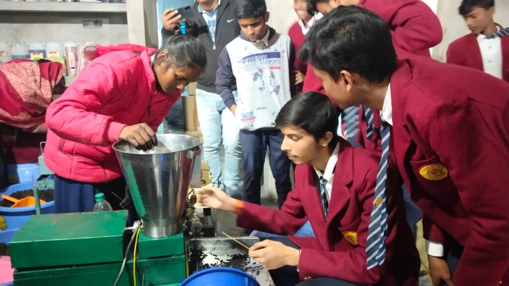 पीएमश्री जवाहर विद्यालय बिरौली के 40 छात्रों ने अगरबत्ती कारखाना का लिया जायजा, छात्रों ने अगरबत्ती भी बनाया 1 IMG 20231218 WA0128