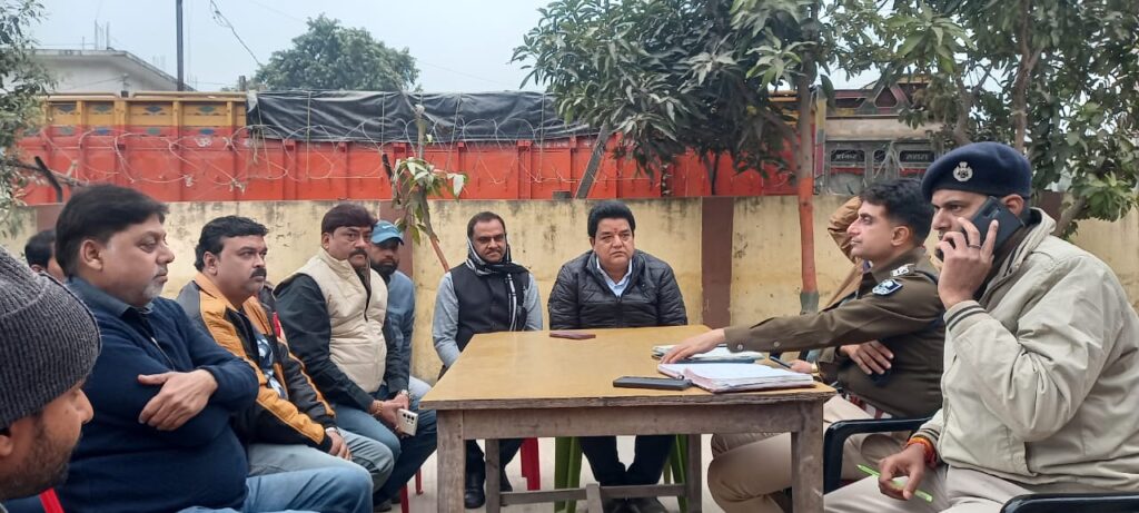 दलसिंहसराय SDPO ने शहर की सुरक्षा व्यवस्था को लेकर सर्राफा व्यवसायियों के साथ की बैठक, मांगे गए सुझाव 1 IMG 20231230 WA0098