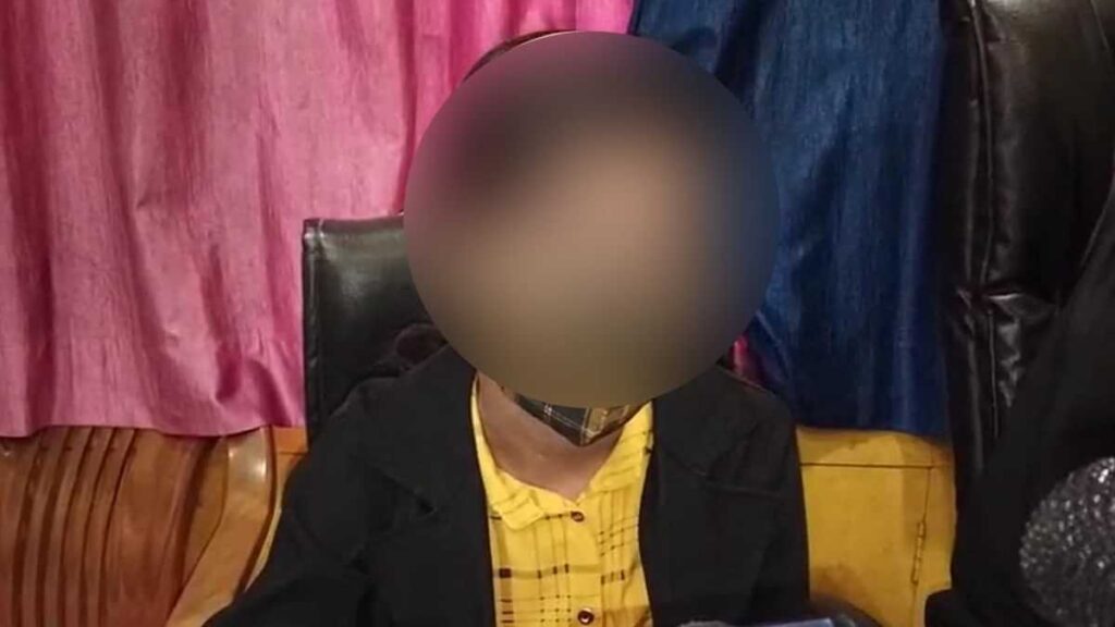 ‘लगवा दूंगा तुम्हारी नौकरी…’ बिहार में सीओ समेत 3 कर्मचारियों पर गैंगरेप का केस दर्ज, युवती को आवास पर बुलाकर करते थे यौन शोषण 1 victim