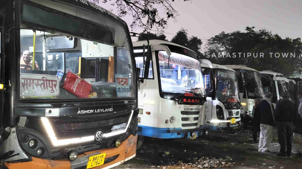 बसों का परिचालन ठप होने से बढ़ी यात्रियों की मुश्किलें, कंपकंपाती ठंड में इधर-उधर भटकने को हैं मजबूर 1 20231231 203355 01
