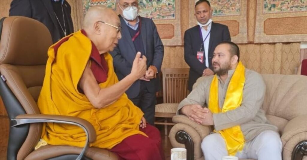 दलाई लामा से तेजस्वी ने लिया आशीर्वाद, लालू-नीतीश के अयोध्या जाने के निमंत्रण पर दिया यह बयान 1 20240104 140131