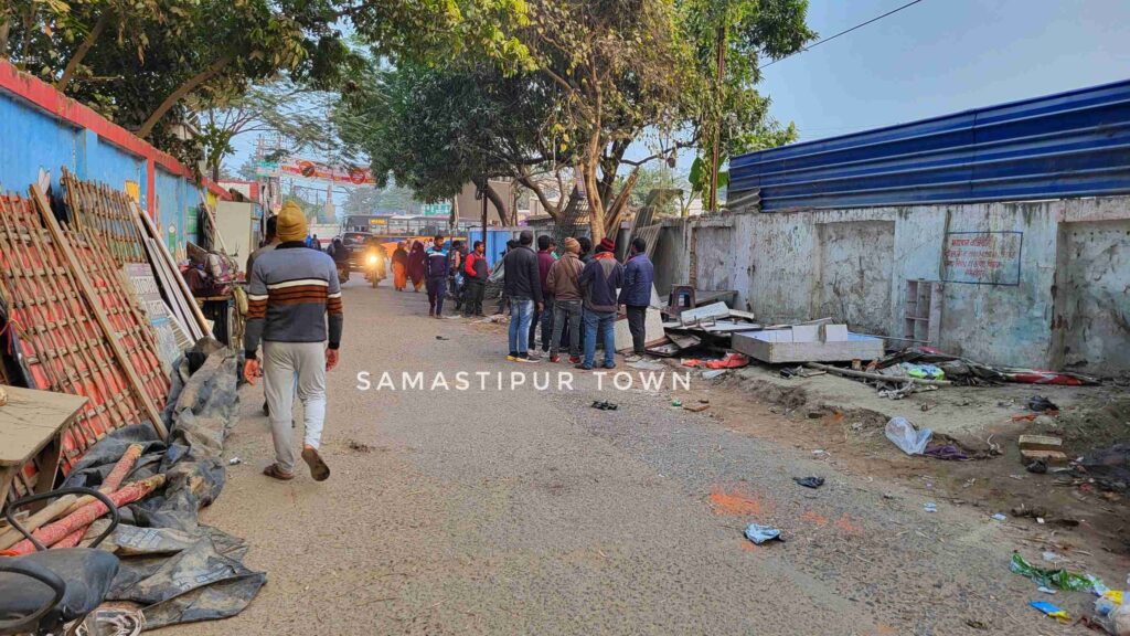 समस्तीपुर नगर निगम द्वारा पटेल मैदान रोड से खाली कराया गया अतिक्रमण, भारी संख्या में तैनात रही पुलिस बल 1 20240104 164107 01 01
