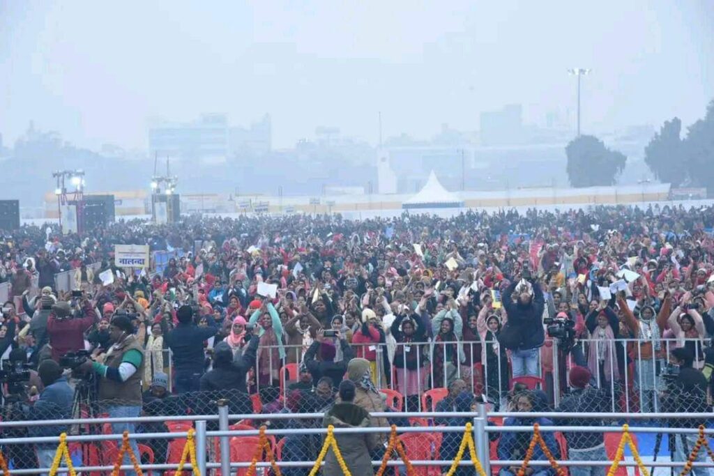 नीतीश कुमार से नियुक्ति पत्र मिलते ही शिक्षकों के खिले चेहरे, गांधी मैदान में सीएम ने दिया लेटर 1 20240113 174928