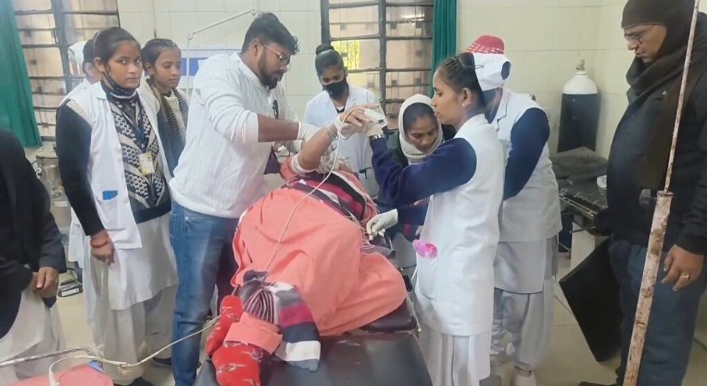 समस्तीपुर शहर के मालगोदाम चौक के पास ई-रिक्शा से जा रही महिला को उसके ममेरे भाई ने मारी गोली, गंभीर हालत में रेफर 1 20240129 133058 01