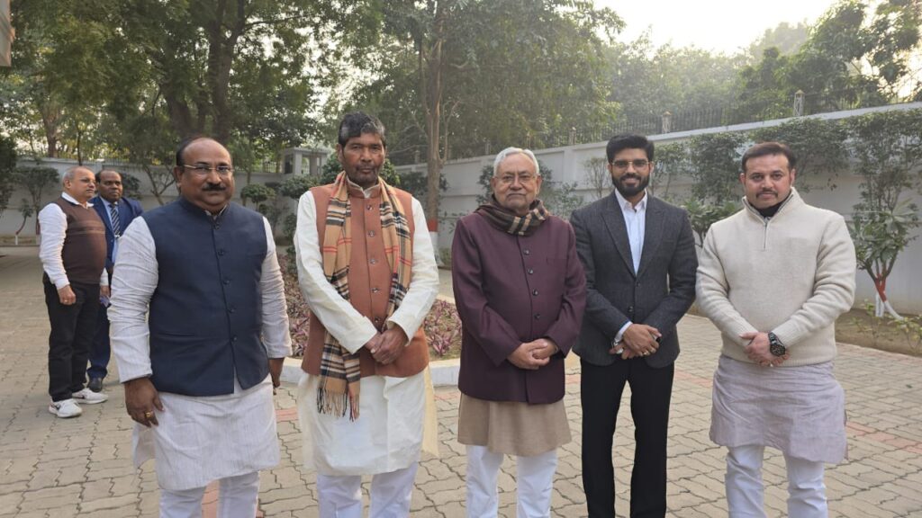 नीतीश कुमार से मिलने CM आवास पहुंचे पशुपति पारस.., बाहर निकलकर कहा- हाजीपुर हमारा है और हमारा ही रहेगा 1 20240129 184105