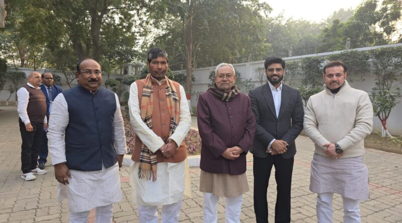 नीतीश कुमार से मिलने CM आवास पहुंचे पशुपति पारस.., बाहर निकलकर कहा- हाजीपुर हमारा है और हमारा ही रहेगा 1 20240129 184105