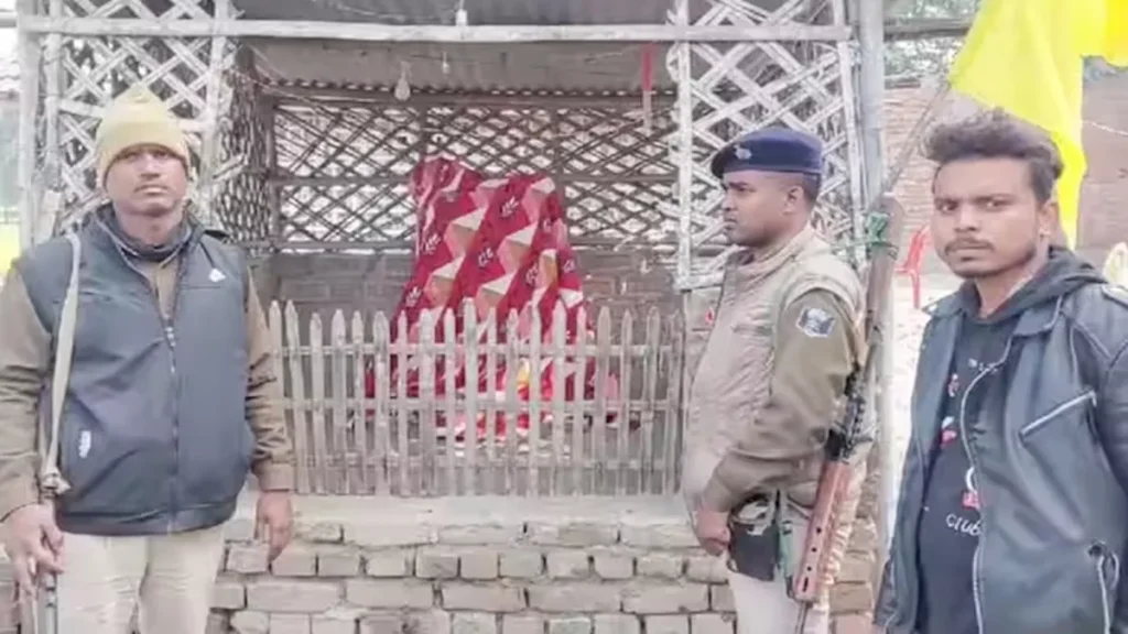 बिहार में सांप्रदायिक माहौल बिगाड़ने की कोशिश, कटिहार में प्रतिमा तोड़ने से आक्रोश, सड़क व रेलवे ट्रैक जाम 1 25 01 2024 katihar news 23637655 812327