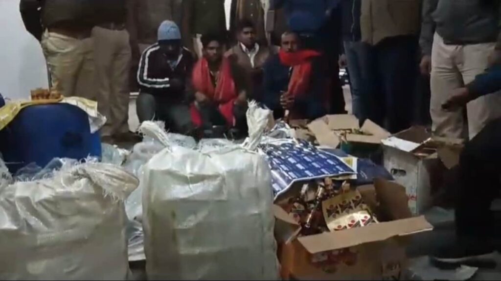 शराबबंदी वाले बिहार में एक और कारनामा, घर के अंदर नकली Royal Stag और McDowell's का हो रहा था प्रोडक्शन 1 659a87f6c2ed3 liquor smuggler in police custody 071604428 16x9 1