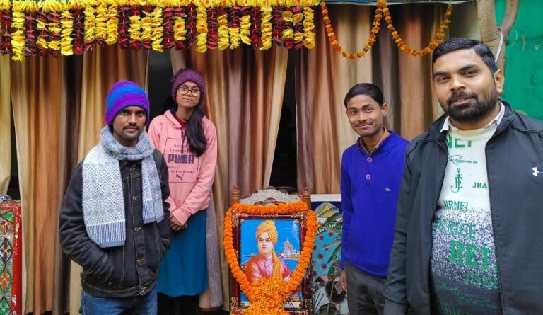 कैरियर वर्ल्ड कॉमर्स क्लासेज में युवाओं के प्रेरणा स्रोत स्वामी विवेकानंद की जयंती मनाई गई 1 IMG 20240113 WA0073