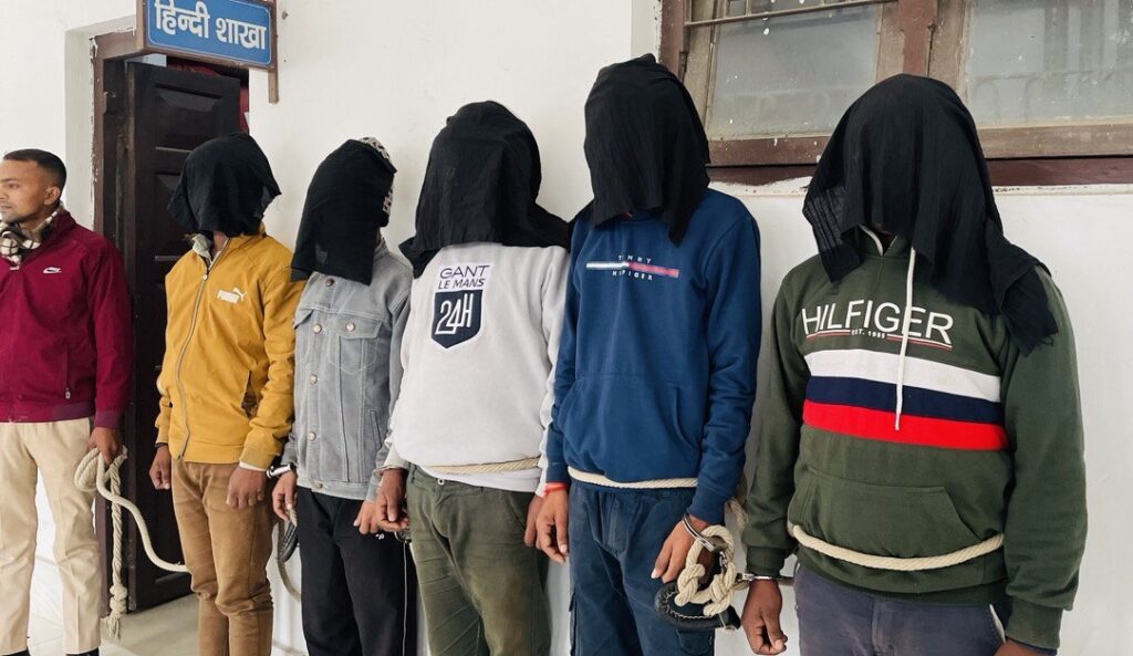 डकैती कांड का समस्तीपुर पुलिस ने किया खुलासा, गांजा व हथियार के साथ 5 बदमाश गिरफ्तार, लूट के डेढ़ लाख रुपए भी बरामद 1 IMG 20240101 183255 239 01