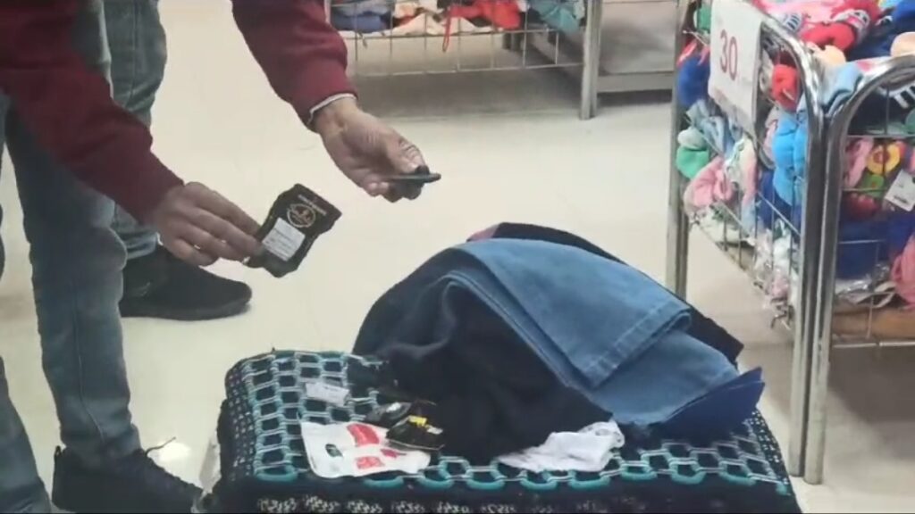 शहर के ताजपुर रोड स्थित एक शाॅपिंग मार्ट में दो लड़कियां ट्रायल के नाम पर कर रही कपड़े की चोरी, गार्ड ने पकड़ा 1 Screenshot 20240103 232657 Gallery 01