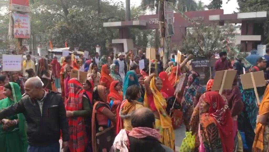 समस्तीपुर कलेक्ट्रेट के बाहर 'सहारा इंडिया' के खिलाफ लोगों ने जमकर किया प्रदर्शन, घंटों तक लगा रहा भीषण जाम 1 Screenshot 20240130 215523 Gallery 01