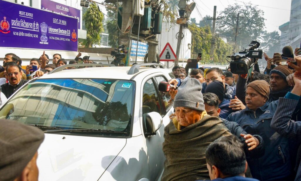 लालू यादव को खाना और दवा खिलाकर 10 घंटे पूछताछ, 50 से अधिक सवालों पर ED ने मांगा जवाब... 1 ed lalu scaled 01