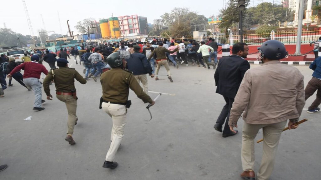 पटना: रेलवे में नौकरी के लिए सड़क पर उतरे छात्र, पुलिस ने दौड़ा-दौड़ाकर पीटा 1 ruckus 01