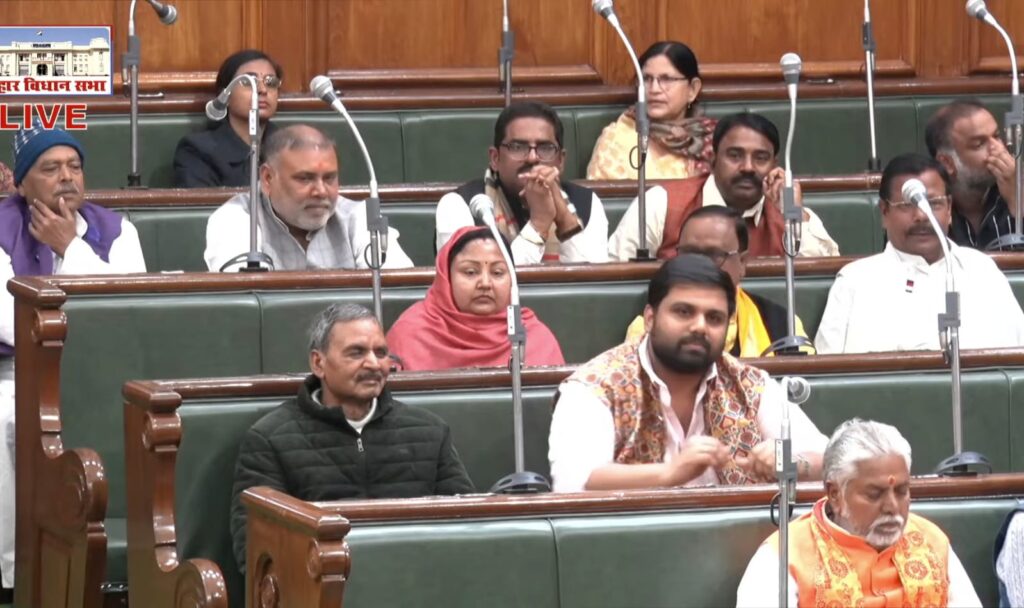फ्लोर टेस्ट में आरजेडी के साथ हो गया बड़ा खेला, विधानसभा में सत्तापक्ष के साथ बैठे दिखे तेजस्वी के तीन MLA 1 20240212 130616