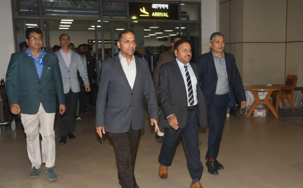 बिहार पहुंचे मुख्य चुनाव आयुक्त; लोकसभा चुनाव की तैयारियों की करेंगे समीक्षा, जारी रहेगा बैठकों का दौर 1 20240220 074442 01