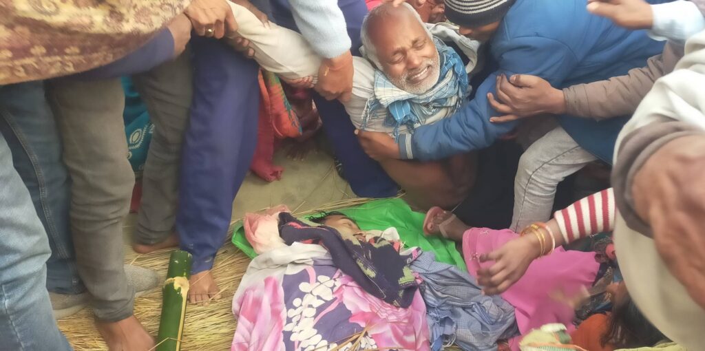 समस्तीपुर: प्रवासी मजदूर का शव गांव पहुंचते ही मचा कोहराम, भाई ने दी मुखाग्नि 1 IMG 20240131 WA0019 01