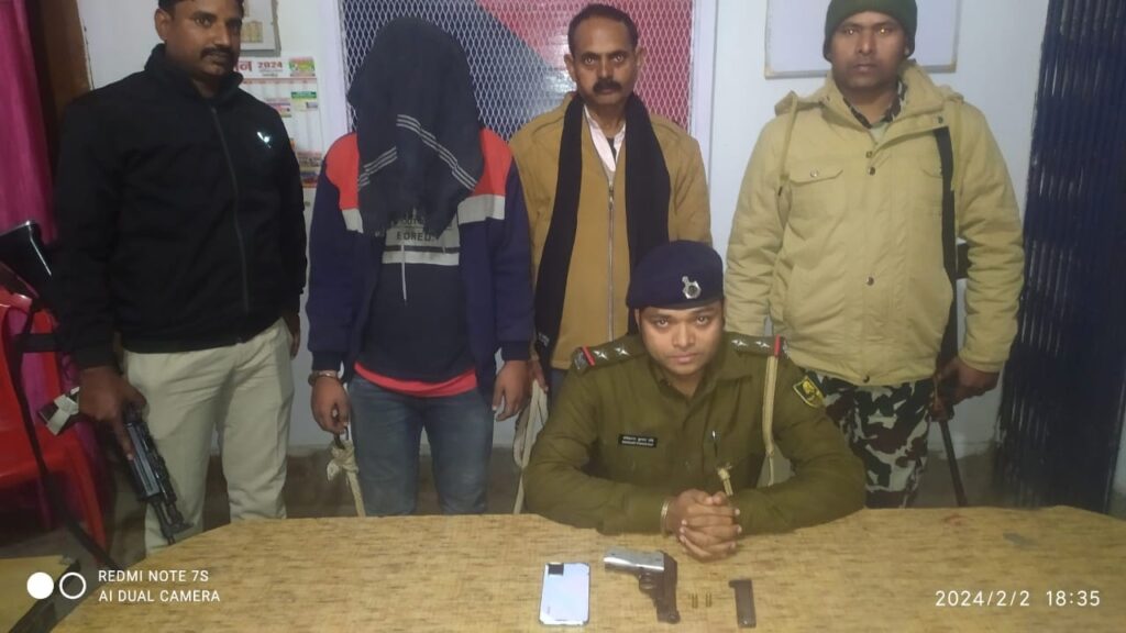 समस्तीपुर शहर के मथुरापुर घाट स्थित चाय दुकान के बाहर फायरिंग करने के मामले में एक धराया, पिस्टल और गोली भी बरामद 1 IMG 20240202 WA0056 01