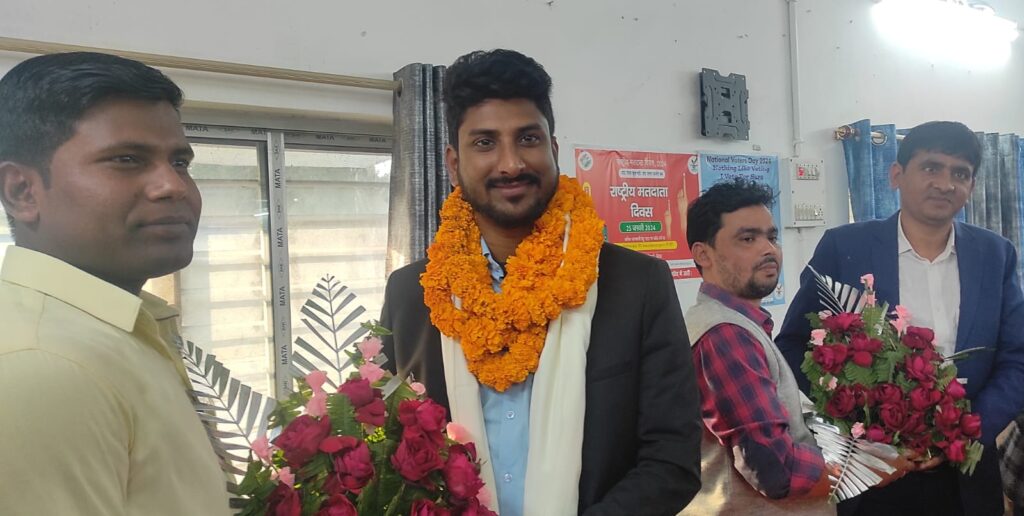 हां, तुम मुझे यूं भूला ना पाओगे, सुनोगे जब भी गीत मेरे, संग-संग तुम भी गुनगुनाओगे..., विभूतिपुर में पुराने सीओ को विदाई व नए का किया गया स्वागत 1 IMG 20240212 WA0022