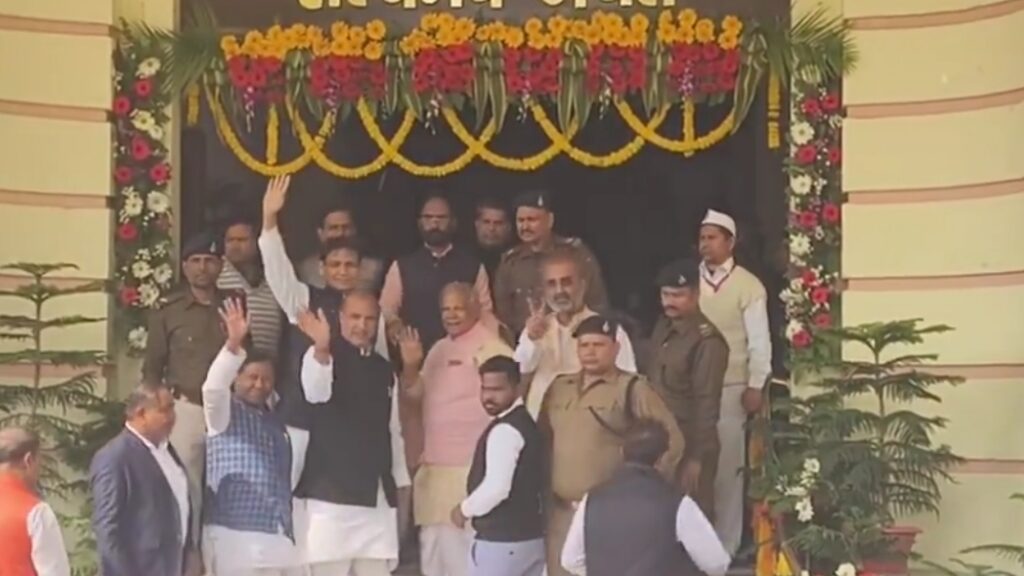 नित्यानंद राय के साथ विधायकों को लेकर विधानसभा पहुंचे मांझी, नाराजगी की खबरों के बीच शाह ने की थी बात 1 Picsart 24 02 12 11 12 40 301
