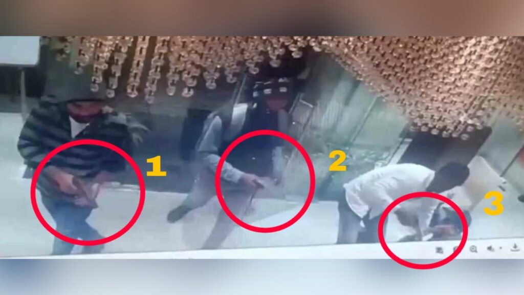 रिलायंस ज्वेलरी शोरूम से करोड़ों लूटकांड का CCTV फुटेज आया सामने, शोरूम से पिस्टल किया गया बरामद 1 Picsart 24 02 29 22 34 36 334