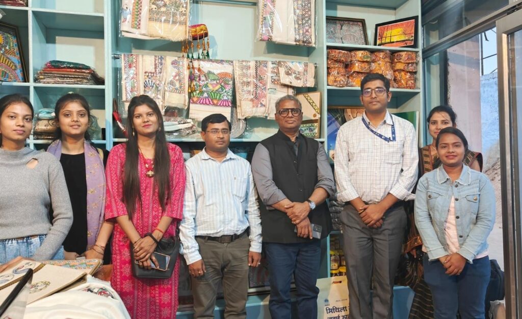 समस्तीपुर : नाबार्ड के उप महाप्रबंधक ने 'मिथिला ग्राम नाबार्ड रुलर मार्ट' का किया निरीक्षण 1 1000248531