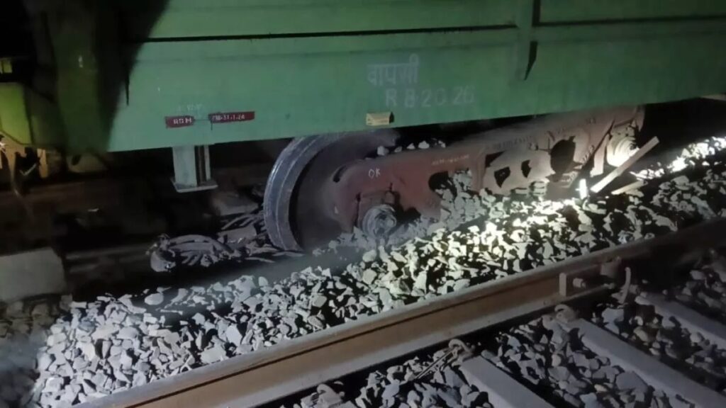 समस्तीपुर रेल मंडल के बगहा में मिलिट्री ट्रेन की दो बोगी बेपटरी, जननायक एक्सप्रेस समेत कई गाड़ियों का परिचालन बाधित 1 19 03 2024 military train bogie details 23678707 01