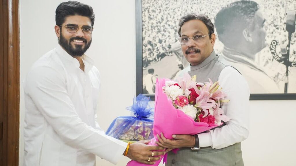 चाचा के साथ भतीजा करेगा 'खेला'! BJP प्रभारी से मिले समस्तीपुर के सांसद, 'कमल' थामेंगे या भाई चिराग के पास लौटेंगे? 1 20240326 170144