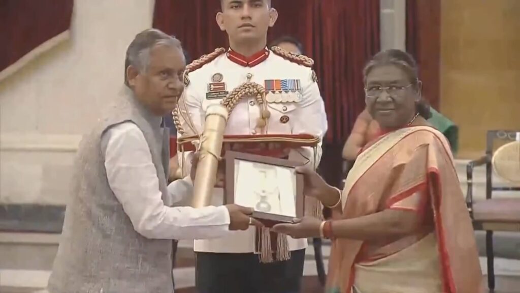 बिहार के पूर्व मुख्यमंत्री कर्पूरी ठाकुर को मिला भारत रत्न, जननायक के बेटे रामनाथ ठाकुर को राष्ट्रपति ने सौंपा सम्मान 1 20240330115105