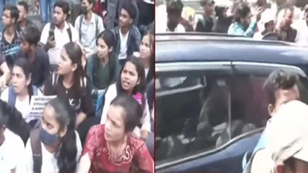 बिहार में इंटरमीडिएट के छात्र-छात्राओं का जदयू कार्यालय के बाहर प्रदर्शन, नीतीश सरकार के इस फैसले से हैं नाराज 1 65fbe6637529b bihar students protest 214850132 16x9 1
