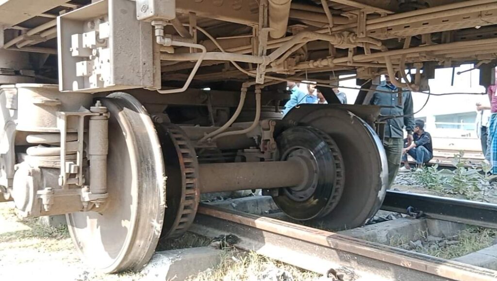 जयनगर से दिल्ली जाने को तैयार स्वतंत्रता सेनानी एक्सप्रेस पटरी से उतरी 1 FB IMG 1710509056442